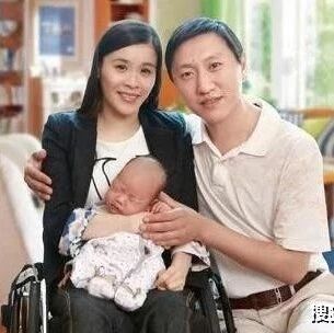 桑兰瘫痪22年,抱新生婴儿强挤笑容,丈夫哽咽:要二胎很难