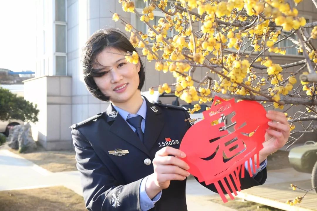 警花们来送窗花剪纸啦~ 剪窗花 围观警花的"花式"拜年~~ 先来拜师学艺