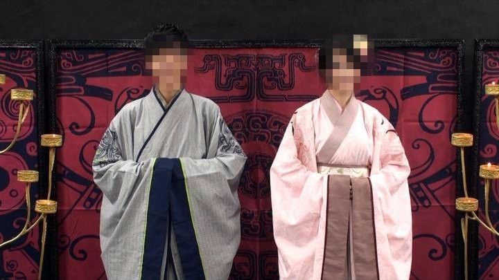 《礼记·儒行》:鲁哀公问于孔子曰:"夫子之服,其儒服与?