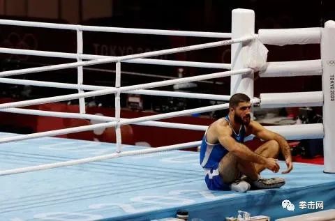拳击手奥运会被取消比赛资格 静坐拳台抗议一小时