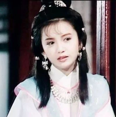 54岁曾华倩和儿子现身机场,风采依旧甚是美丽,曾和马国明传绯闻