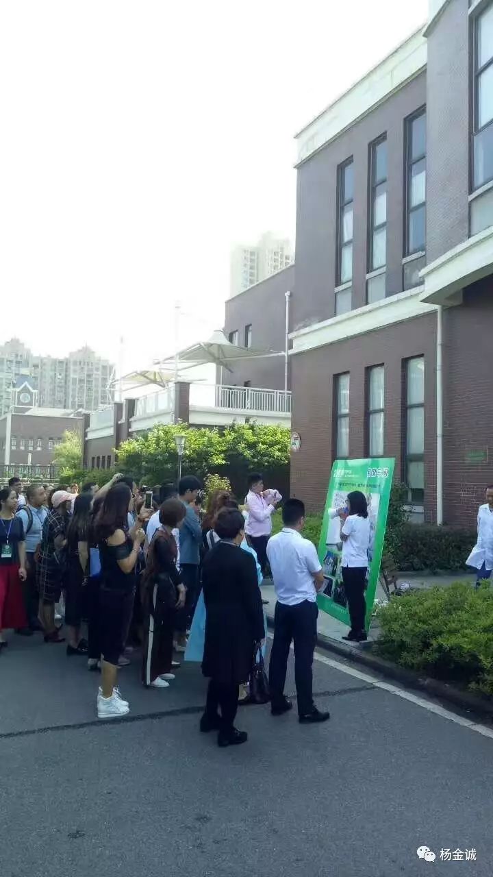 2017年5月8日原乐利来长城体系上海领袖朱强玉带领千馀人奔赴武汉考察
