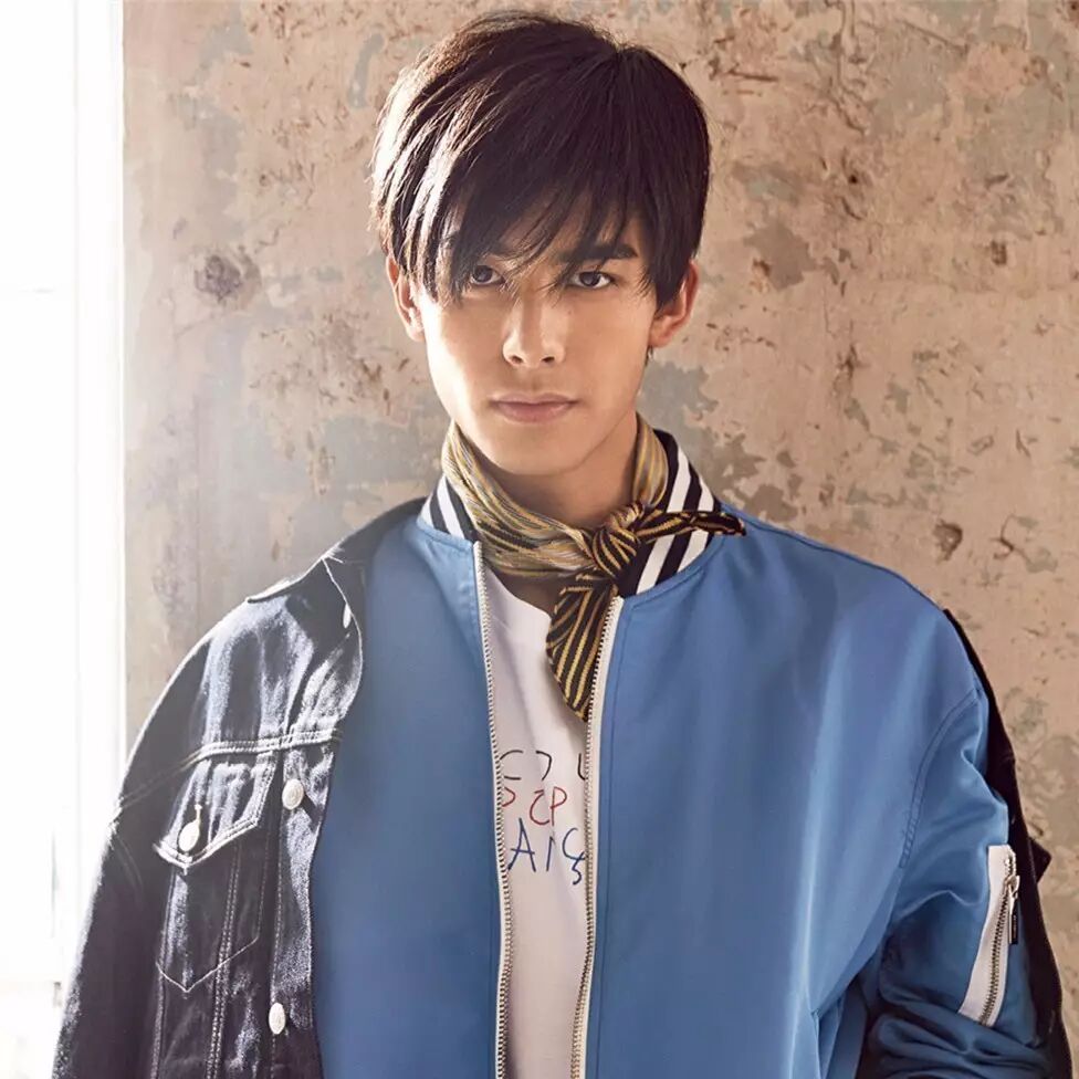 宋威龙丨这位18岁的少年,有颜有腿有衣品!