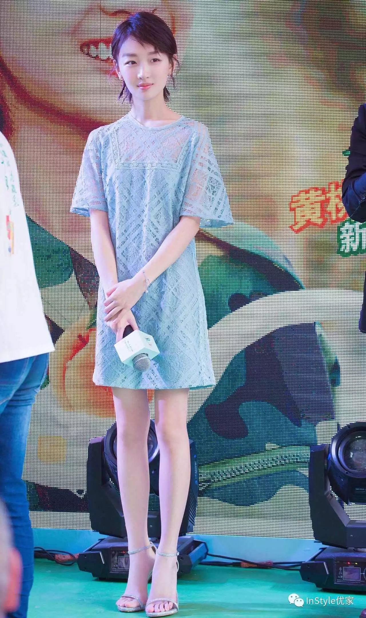 荷叶边,蝴蝶结,蕾丝这些少女的小心思全都不少,在她身上统统成立.