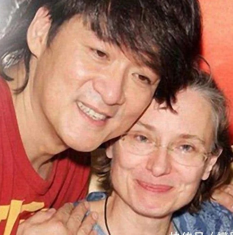 周华健的全家福,58岁老婆成80岁老太,儿女长相一言难尽