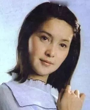 追忆的30位女明星> 张伟欣1970年考入铁道兵文工团,成为一名舞蹈演员