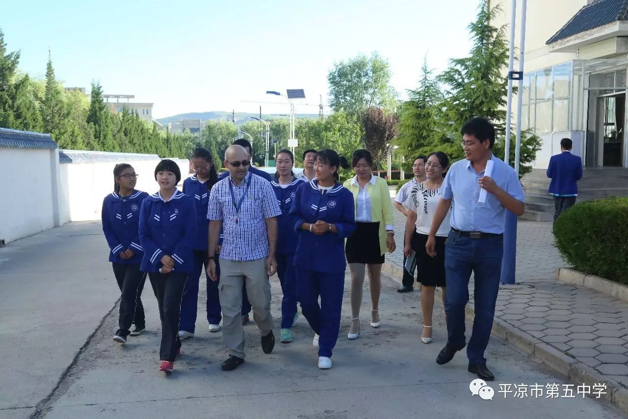 平凉五中邀请北京语言大学出国部外教attul jetha先生来校进行英语