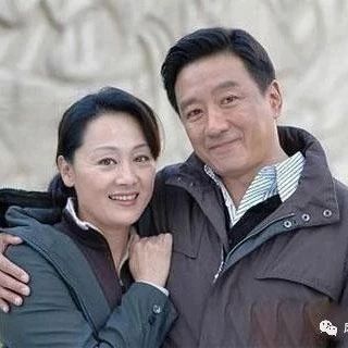 55岁王姬全家近照,老公帅气女儿美丽,24岁儿子成为人生遗憾