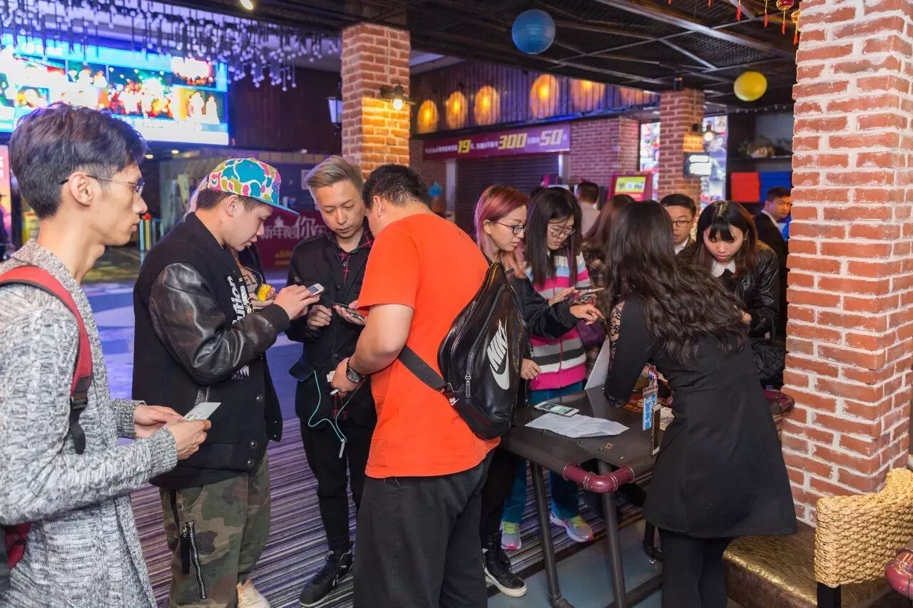 刷爆朋友圈!一中年大叔居然在电影院把下面的人都弄