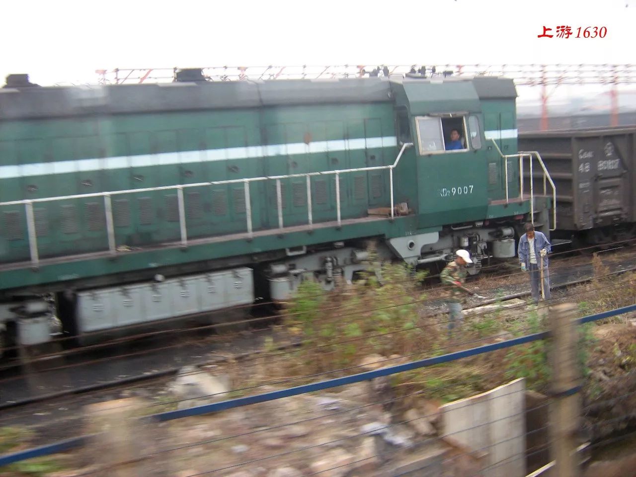 列车驶离鞍山站,旁边出现鞍钢自备内燃机车gkd2-9007