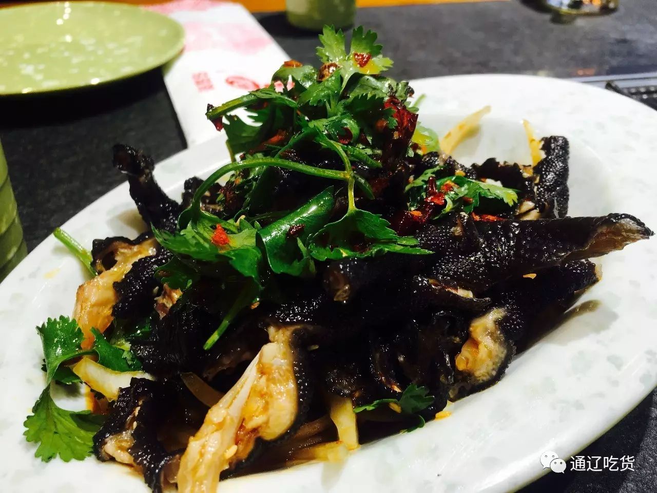夹一筷子起来无骨的鸡爪子就颤颤巍巍的,当凉菜吃,当下酒菜吃那都没