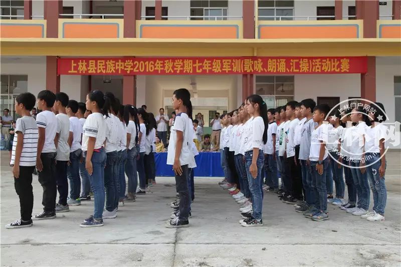 校花校草扎堆,上林县民族中学新生军训阅兵!