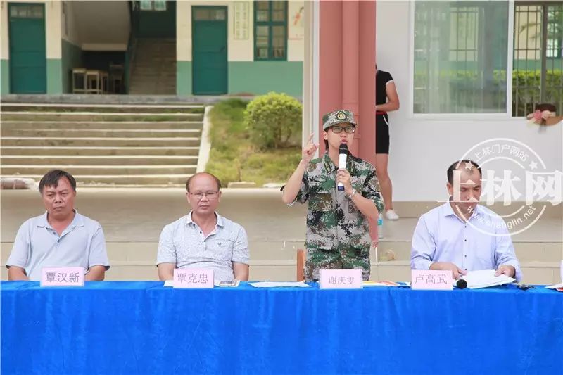 校花校草扎堆,上林县民族中学新生军训阅兵!