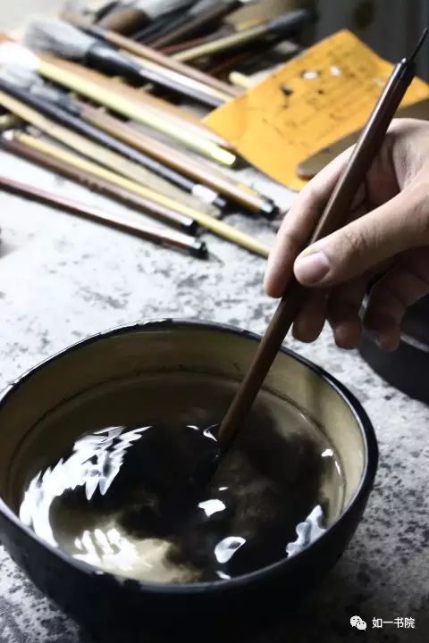 把毛笔泡在一定量的水里,水也不用太多,能覆盖到毛笔就好了.