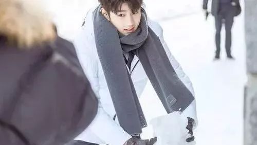 TFBOYS王源化身偶像剧男主,雪地里吃青果让人想到冬季恋歌