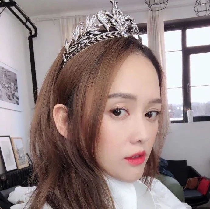 陈乔恩庆祝出道19周年,戴皇冠自拍像公主,41岁爱情事业双丰收