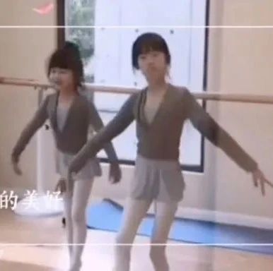 陆毅两个女儿跳芭蕾舞,11岁贝儿给妹妹领舞,穿着白丝袜身材有型