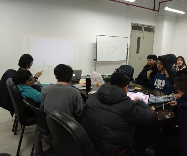 小姐姐在左下角