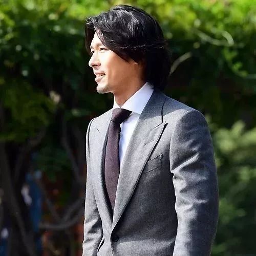 【韩娱】玄彬出现在驻韩英国大使馆前,一身帅气逼人的行头,让人目不转睛!