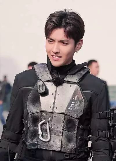吴亦凡赵丽颖上演摸头杀,又一对被炒作CP?羞羞小怪癖意外暴露!