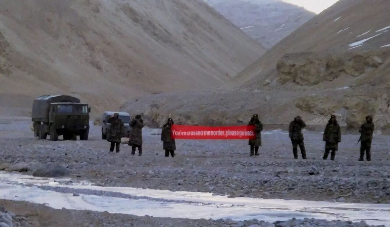 資料圖片：中國士兵在中印邊境拉達(dá)地區(qū)打出橫幅，要求越界的印度士兵撤回邊界線印度一側(cè)。