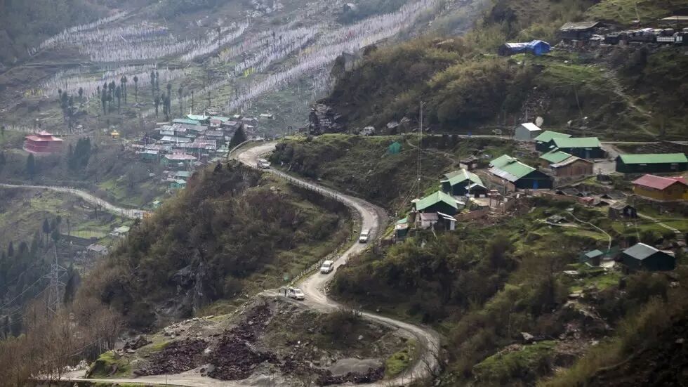 汽車在中印邊境乃堆拉山口的盤山公路上行駛。
