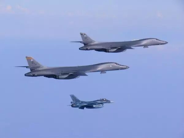 ▲7月30日，两架美国空军B-1B轰炸机在韩日战斗机的护卫下飞越朝鲜半岛。（路透社）