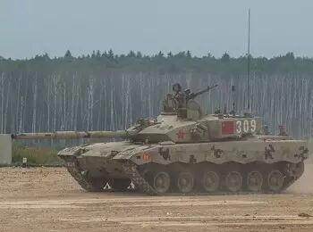 ▲参加“坦克两项”竞赛的中国代表队第1车组驾驶的坦克从起点出发。