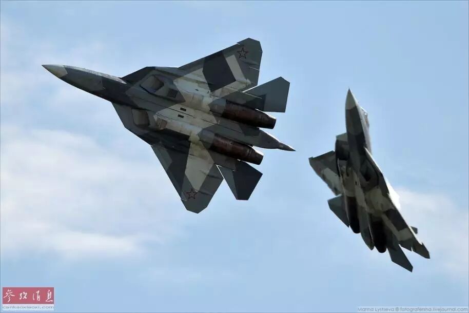 ▲资料图片：T-50隐身战机在航展上进行双机特技表演。