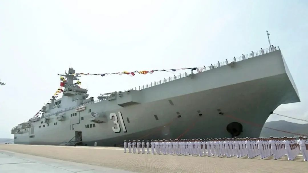 4月23日,舷号"31"的中国首艘075型海南舰入列中国人民解放军海军,这