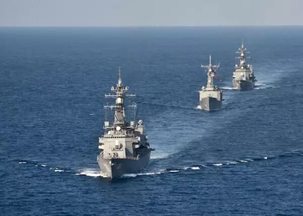 ▲资料图片：2012年6月26日，南海，日本海上自卫队导弹驱逐舰“村雨”号（前）带领美国海军导弹护卫舰“范德格里夫特”号（中）、日本海上自卫队导弹驱逐舰“春雨”号（后）编队航行。（美国海军官网）