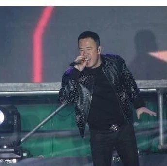 杨坤到县级市开“拼盘”演唱会,这也算是32场中的一场?