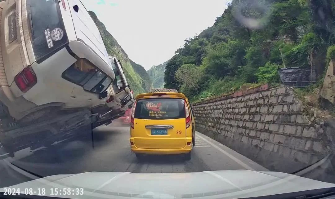 西安翻新事故丰田霸道车
