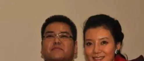 36岁车晓新恋情被曝光,身家和长相都不输前夫,一起散步很甜蜜