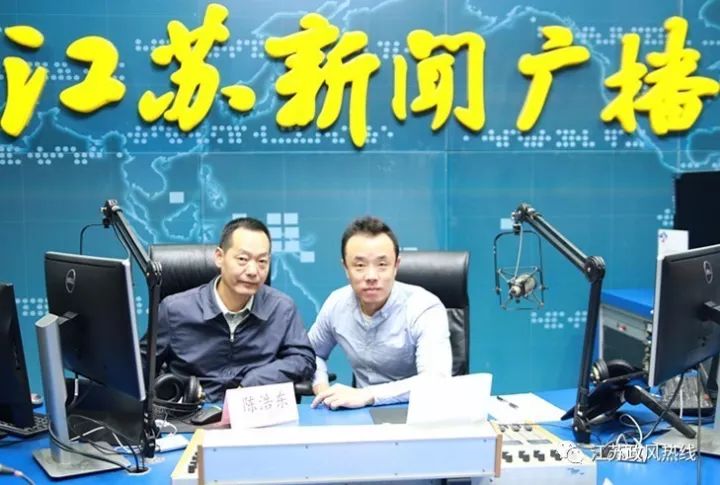 江苏省住建厅副厅长陈浩东(左)江苏新闻广播主持人晓东(右)