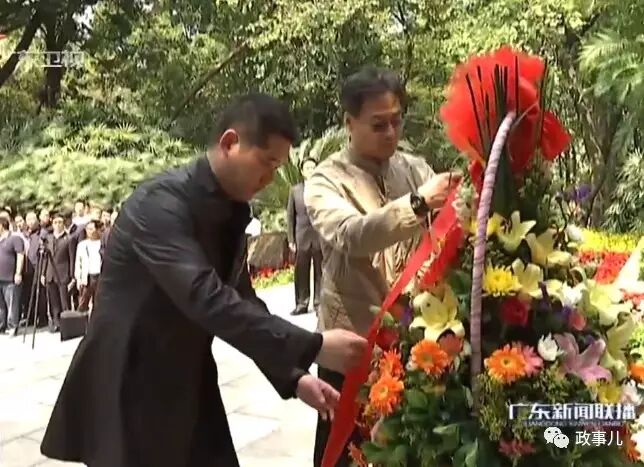 叶仲豪（左）
