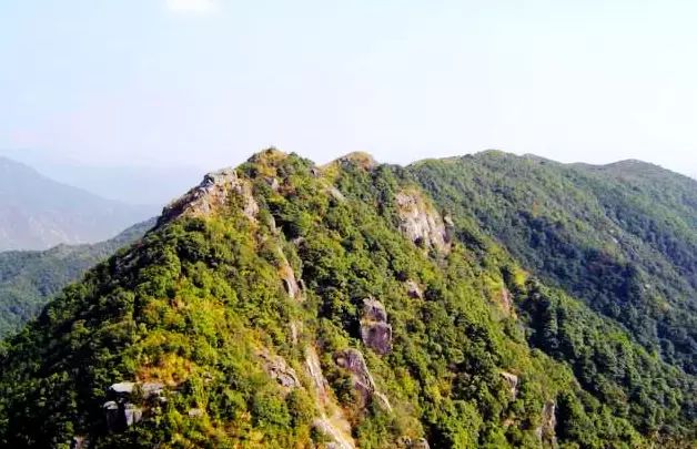 牛岭有盘山公路婉蜒而上.