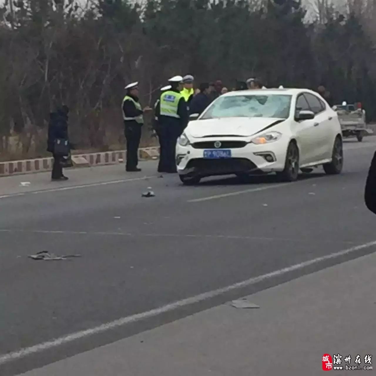 滨州在线网友爆料:昨天无棣县水湾镇赵何庵村口处一辆小型货车与一辆