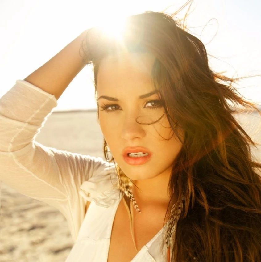 行舟乐评:Demi Lovato 新歌《Sober》登顶iTunes榜冠军
