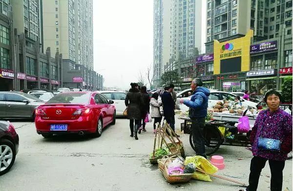 多米新街市门口,流动商贩和私家车占据马路两旁,拥挤不堪