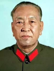 他是中国唯一无军衔的国防部长，秘书现在全