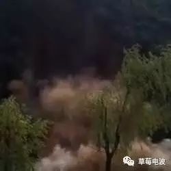 实拍重庆巫溪大片山体垮塌入河 地质队准确预测