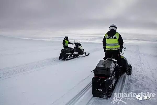 驯鹿警察在雪地中巡逻