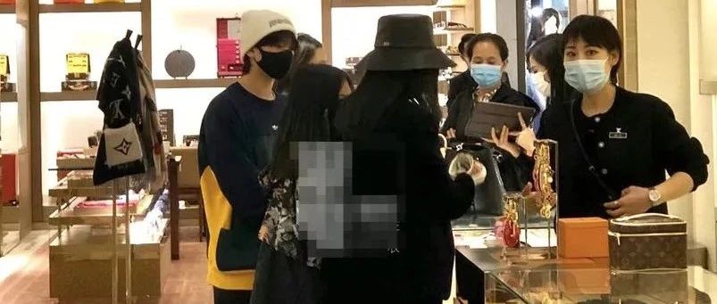 李湘带女儿逛名牌店 王诗龄长发披肩淑女范儿足