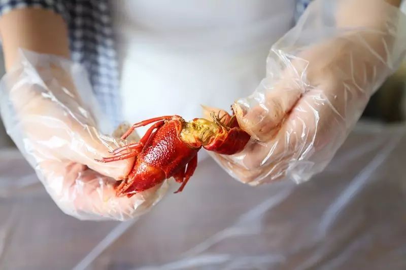 剥开虾壳露出的虾肉