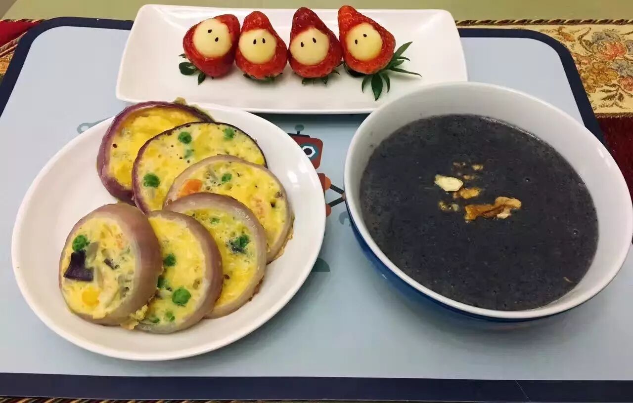 15、海苔肉松吐司卷+小葱豆瓣蛋汤+玫瑰花草莓