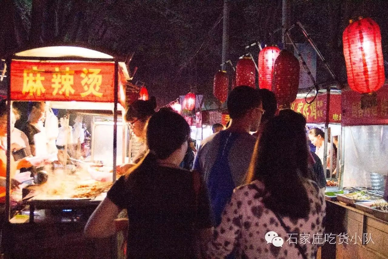 为我们推荐了许多夜市, so 小队一行人来到了呼声最高的 翟营大街夜市