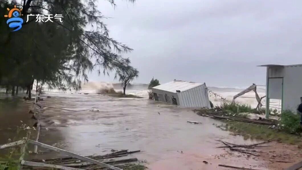 台风来袭 广东一地出现海水倒灌,海水突发倒灌，台风“麦德姆”登陆！一地进入“临战状..