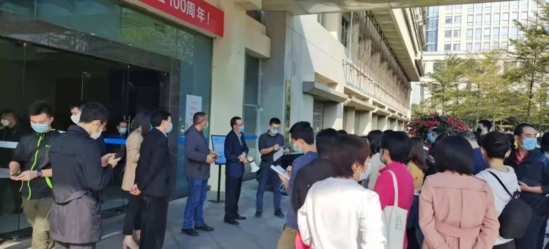 首页>新闻中心>各地动态> ▲鹤洲新区信访局工作人员全体周末返岗开展