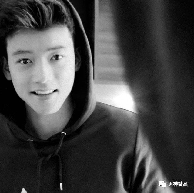 清澈的眼神，完美的身形，这个男生绝对是露肉界的一股清泉！ - 51虹马